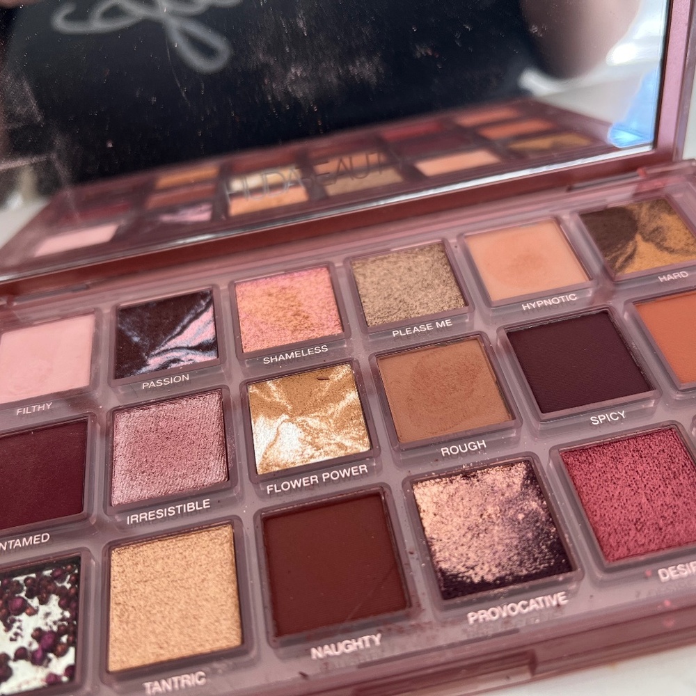 Huda Beauty Naughty Nude palette, gorgeous!
